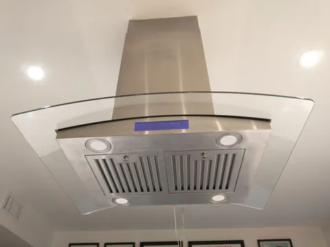 Campana extractora de isla en una cocina